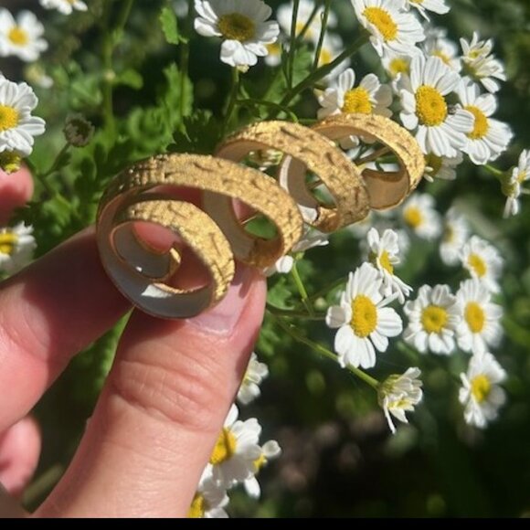 KRAMER Textured Gold White Enamel Ribbon MCM BROOCH - Picture 6 of 9